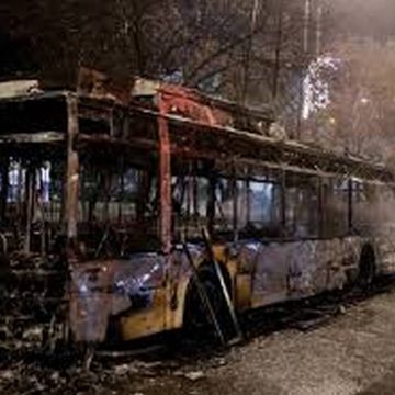 Κυκλώματα πλαστών εισιτηρίων και σεκιούριτι κατηγορεί ο Σπίρτζης για τα καμένα τρόλεϊ