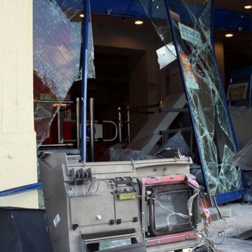 Σπείρα ανατινάζει ΑΤΜ και μετά τα κλέβει