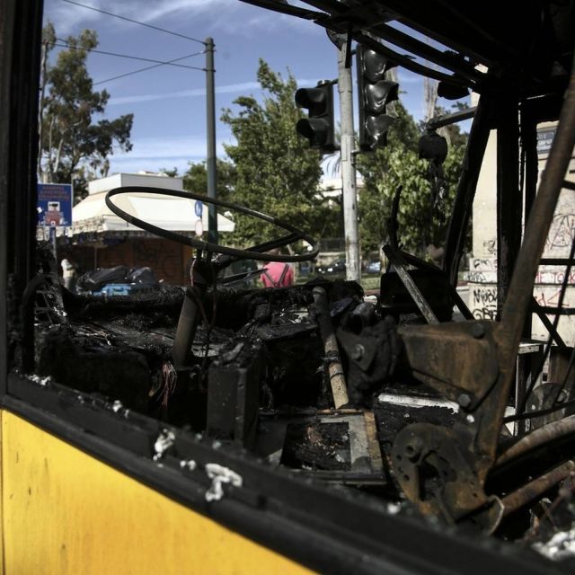 Εμπρησμός λεωφορείου και τρόλεϊ στην Πατησίων