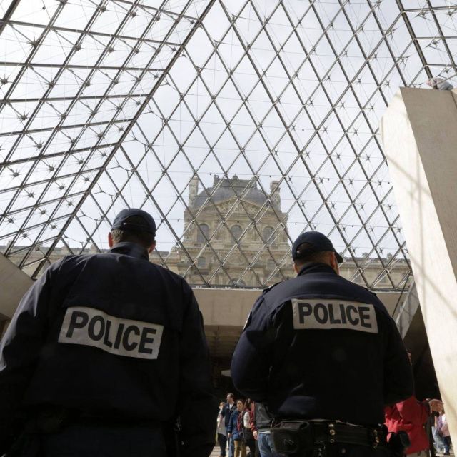 Πυρά στο μουσείο Λούβρου