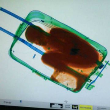 Πρόστιμο στον πατέρα που το παιδί του πέρασε τα σύνορα μέσα σε βαλίτσα!