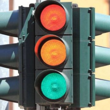 Κάμερες στα «έξυπνα φανάρια» για τους παραβάτες