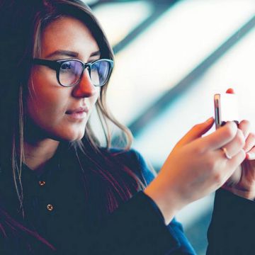 Κακούργημα η παγίδευση φωνής και η λήψη βίντεο με κινητό