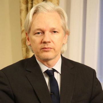 Ο Τραμπ θέλει το «κεφάλι» του Ασάνζ