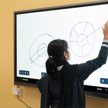 Interactive flat panels σε αίθουσες διδασκαλίας από την Hikvision