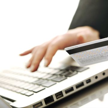 Οι διαδικτυακές απάτες «τρομάζουν» τους Βρετανούς τουρίστες