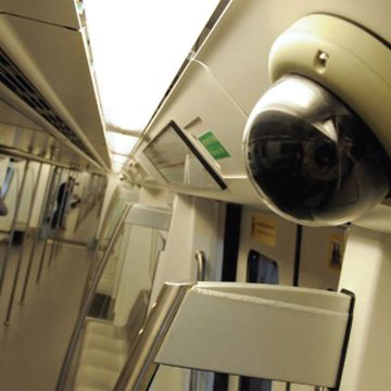 Τοποθετούνται οι κάμερες στους συρμούς του μετρό