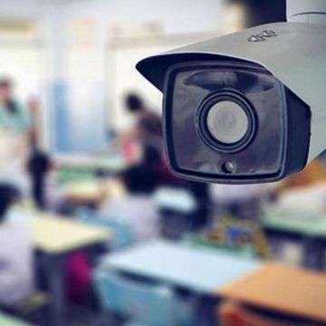 Κάμερες σε σχολεία: Τι περιλαμβάνει η υπουργική απόφαση για τη μετάδοση των μαθημάτων