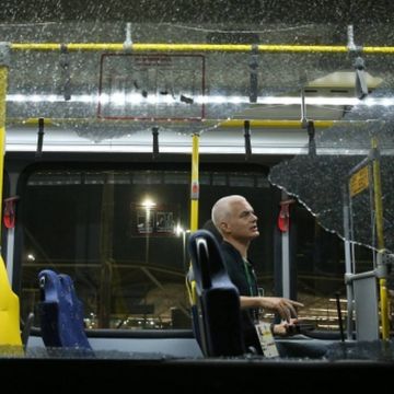 Πυρά αγνώστων κατά λεωφορείου με δημοσιογράφους στο Ρίο