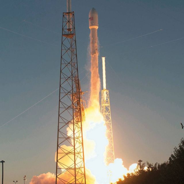 Ιστορική προσγείωση του πυραύλου Falcon 9