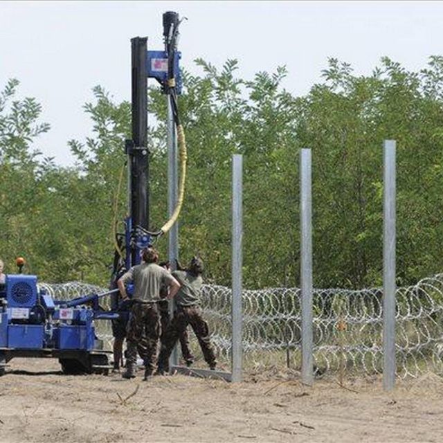 Η Ουγγαρία στήνει δεύτερο φράκτη στα σύνορα με Σερβία