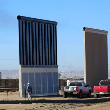 Ορθώθηκαν τα πρώτα δοκιμαστικά κομμάτια του τείχους με το Μεξικό