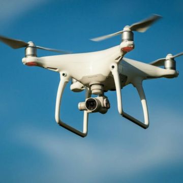 Την καταγραφή των drones και των χειριστών τους ζητά η ΕE