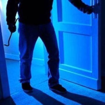 Βρήκαν από τις κάμερες τον ληστή με τις… κάλτσες