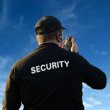 Κάτοικοι πληρώνουν σεκιούριτι για προστασία έξω από Θεσσαλονίκη