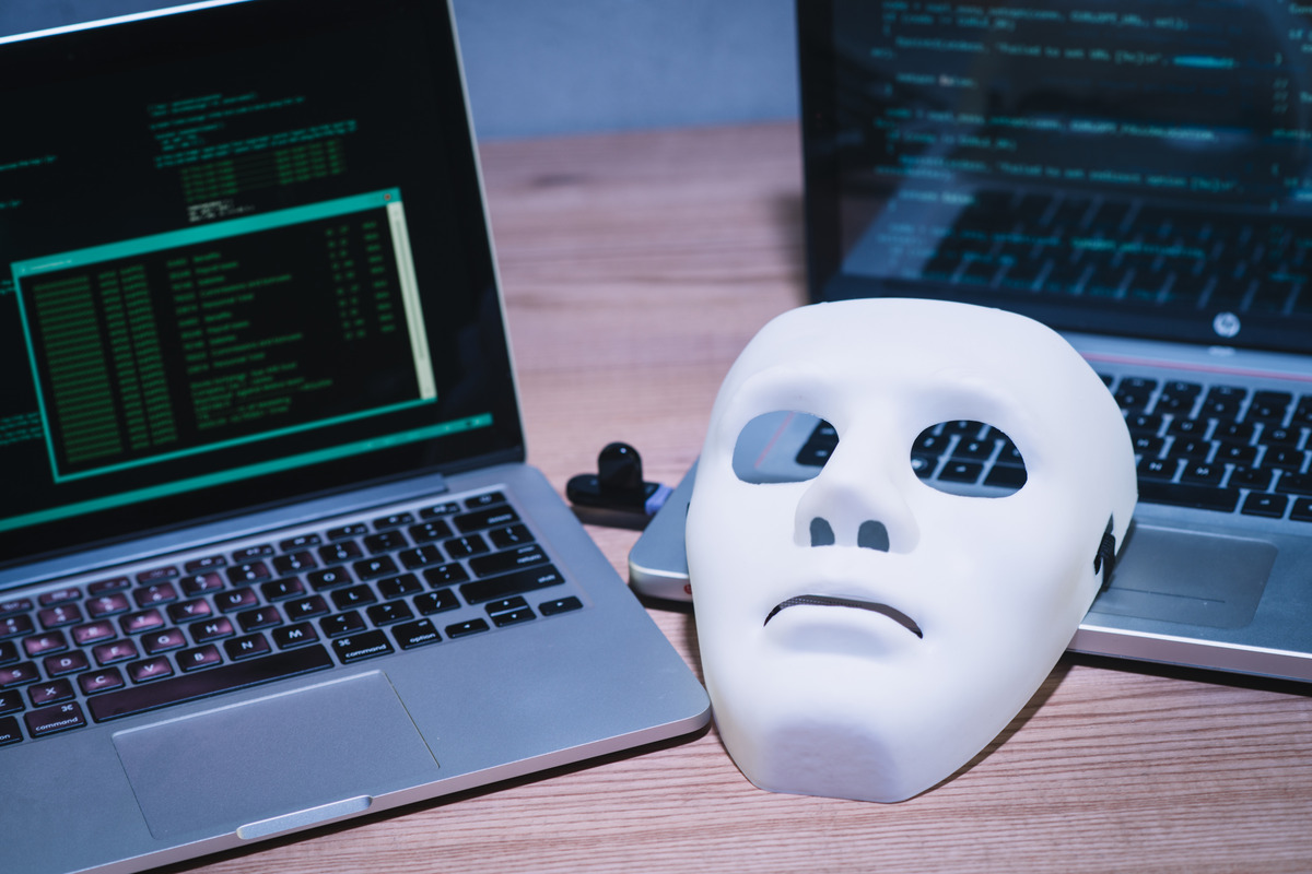 hackers mask laptop 1